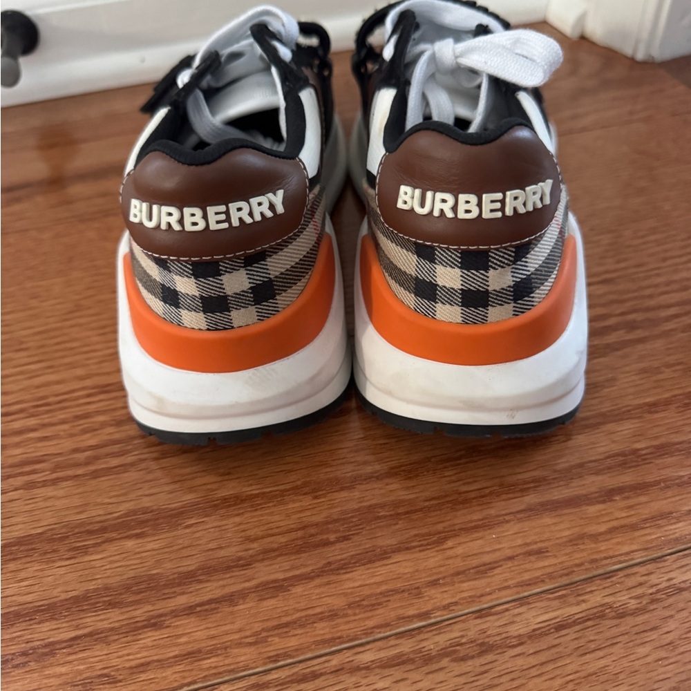 Authentic Burberry Women’s Sneakers. Size 38. Pristine condition. - Picture 6 of 7